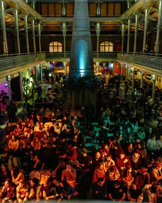 Vaste foule lors du festival ANTE à Bruxelles, événement musical et culturel incontournable.