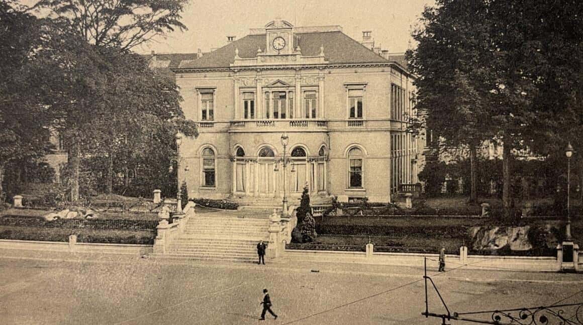 Ancien bâtiment historique à Bruxelles lors du Festival ANTE, ambiance vintage et architecturale.
