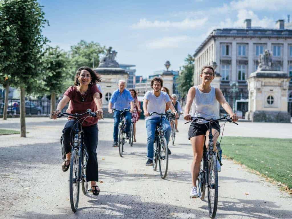 Balade à vélo lors du ANTE Festival à Bruxelles, avec des jeunes profitant d'une journée ensoleillée.