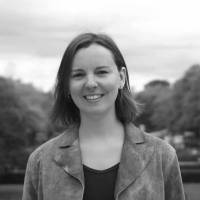 Femme souriante lors du festival ANTE à Bruxelles, ambiance conviviale et artistique.